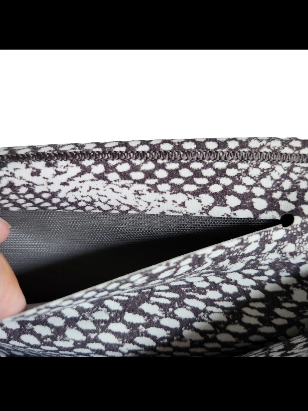 Lululemon Grey Snake Print Women's In Movement Shorts Everlux 2.5" - Size 4 - Picture 7 of 7
